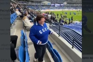 Танцующая охранница из Сыктывкара выступила на дерби «Динамо» — ЦСКА