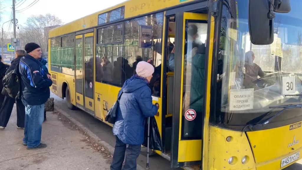 Дачники Сыктывкара пожаловались на переполненные автобусы после смены расписания