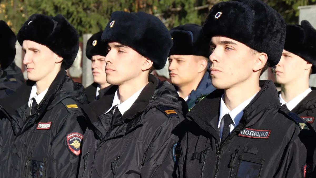 В Сыктывкаре 97 полицейских приняли присягу у мемориала