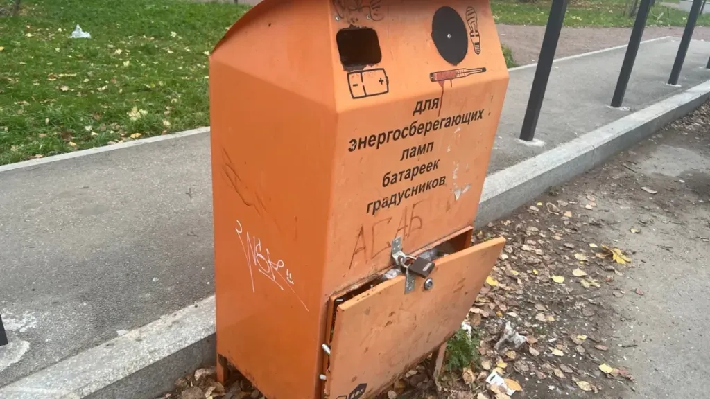 В Сыктывкаре переполнен бокс для опасных отходов у Яблоневой аллеи