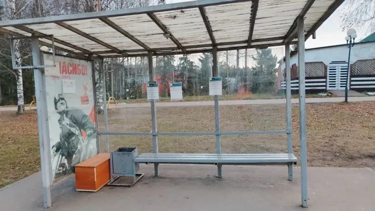 В Эжве на остановках поставили ящики с песком против гололёда